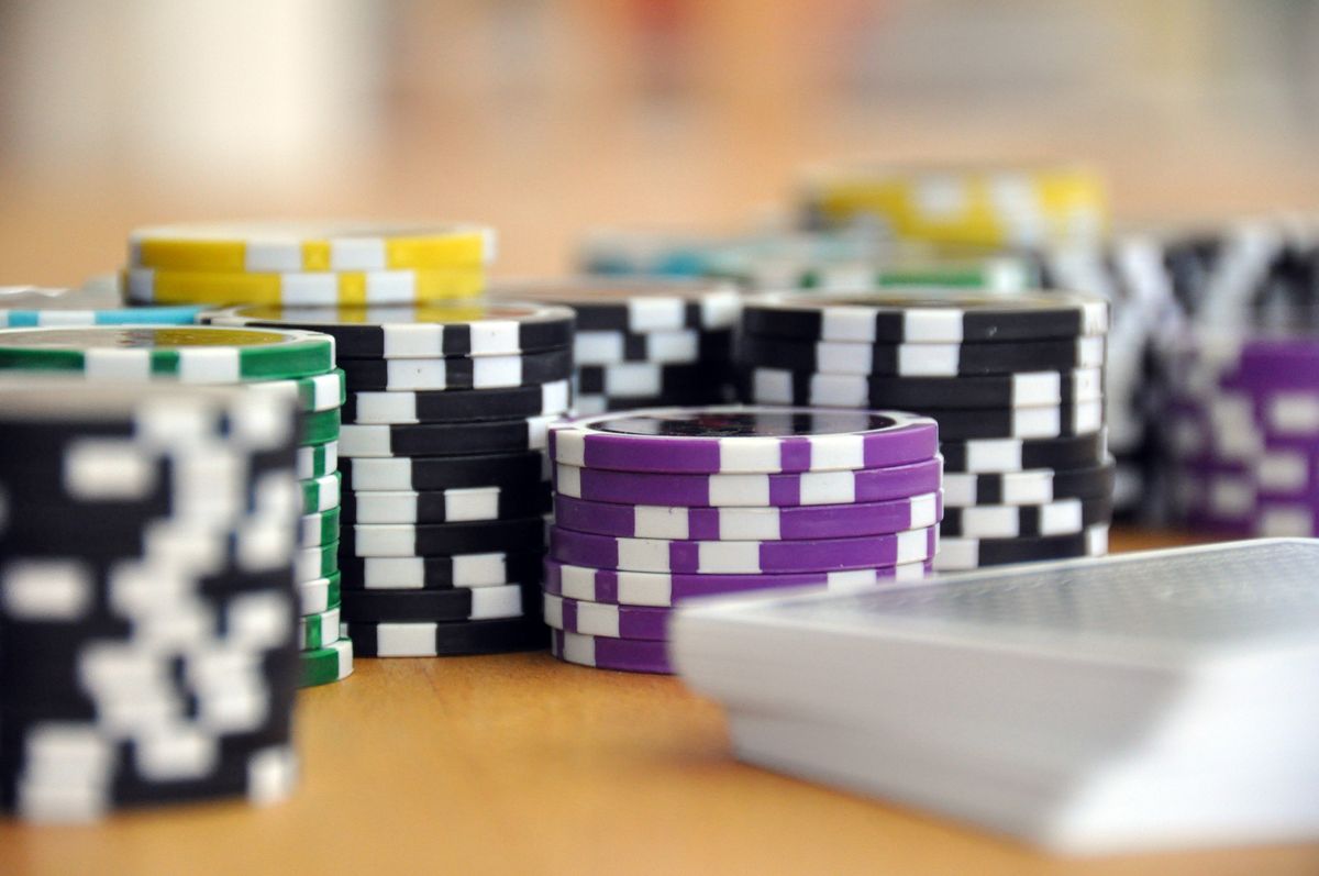 Kartu dan chip poker di meja permainan
