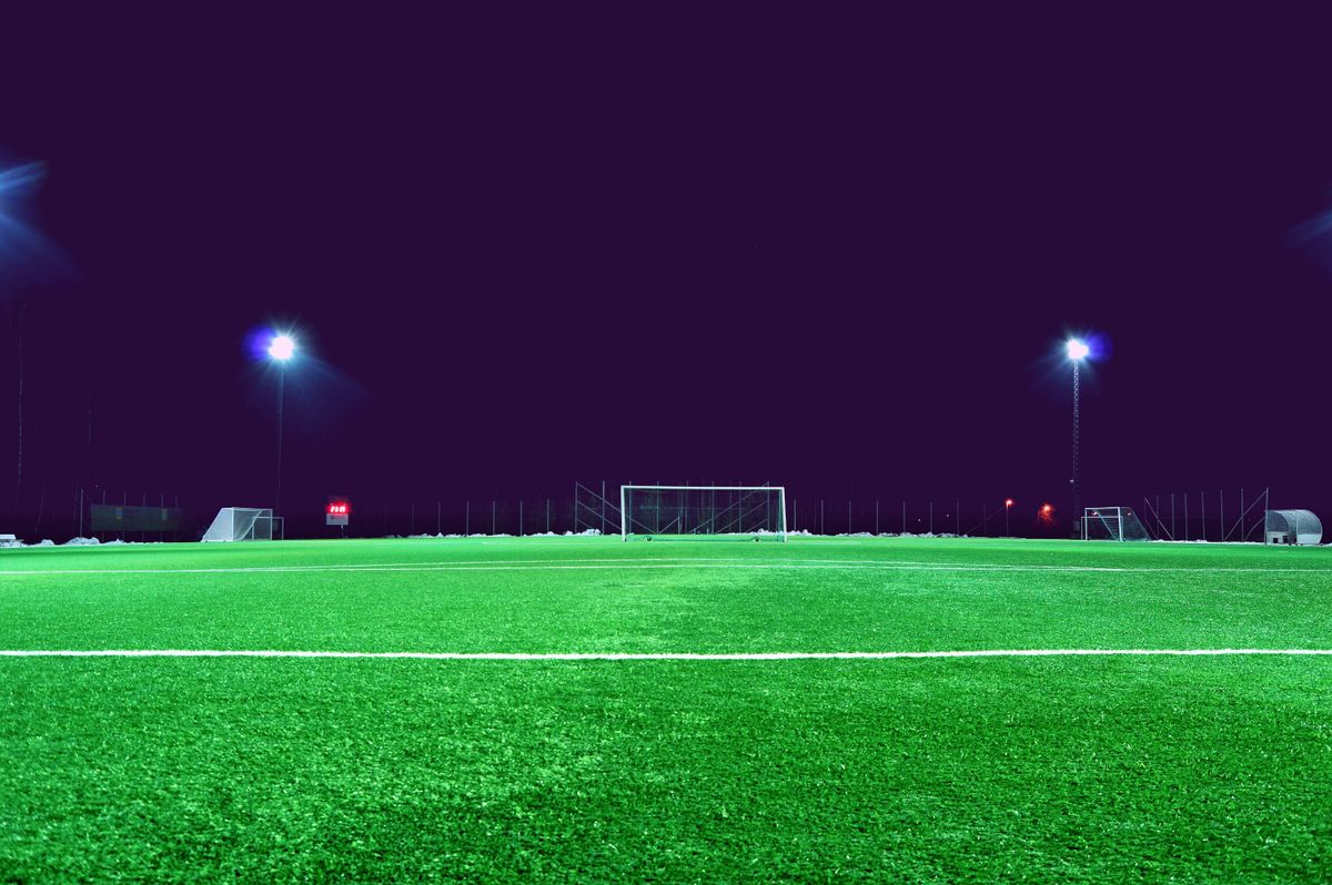 Bola dan perlengkapan olahraga di lapangan