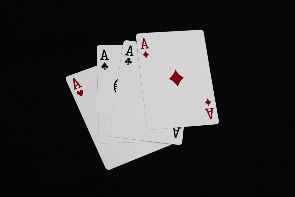 Tangan pemain memegang kartu poker