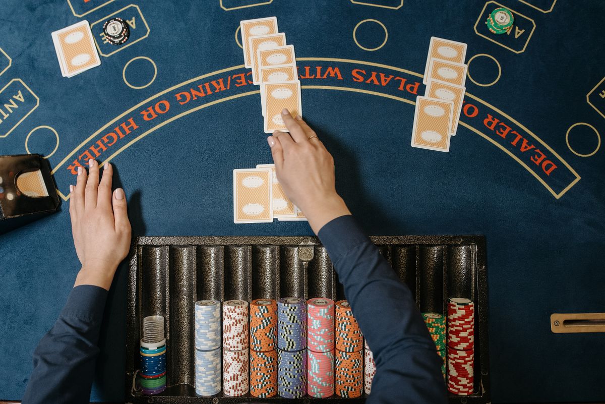 Meja permainan kasino dengan kartu dan chip poker