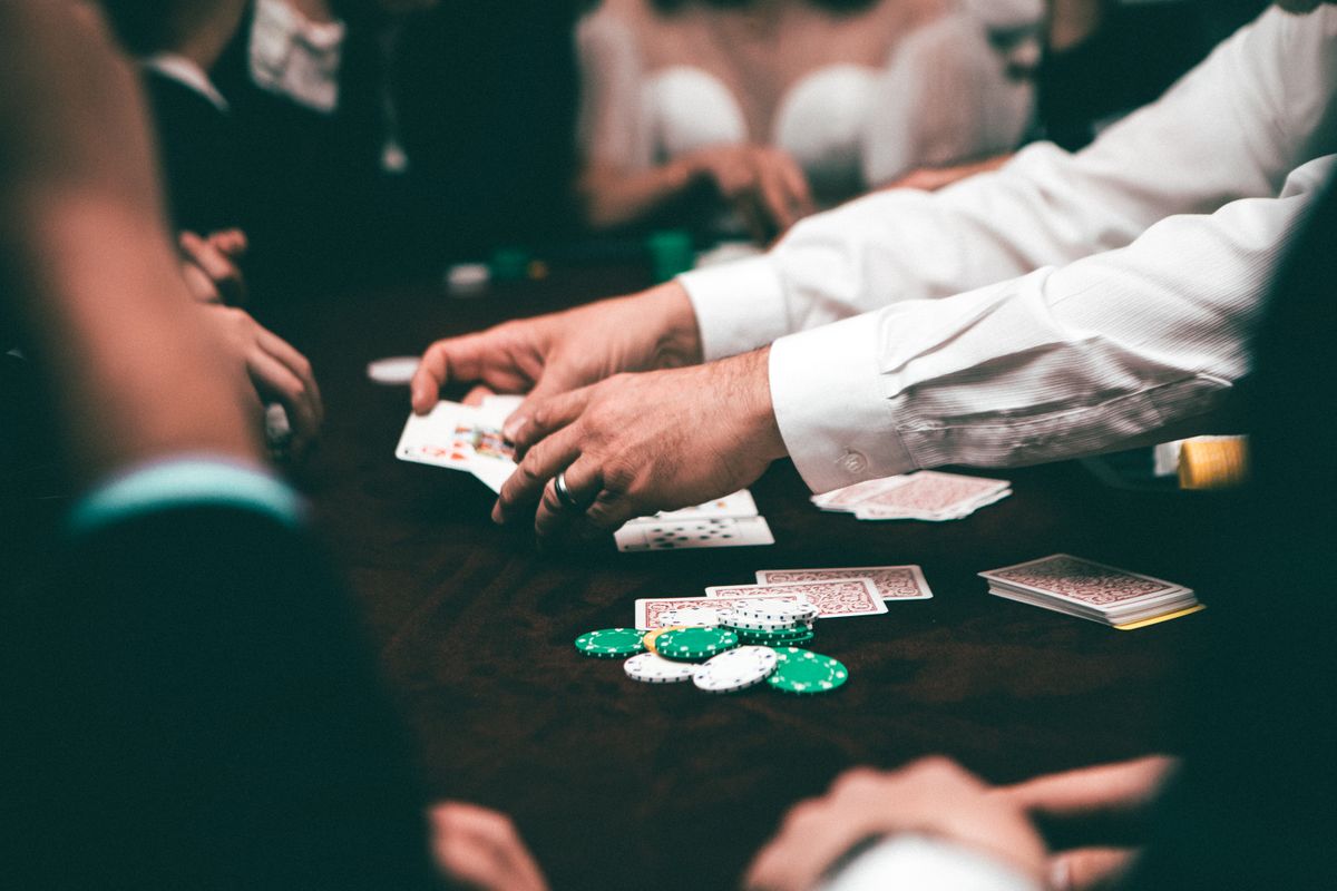 Chip poker bertumpuk di atas meja hijau