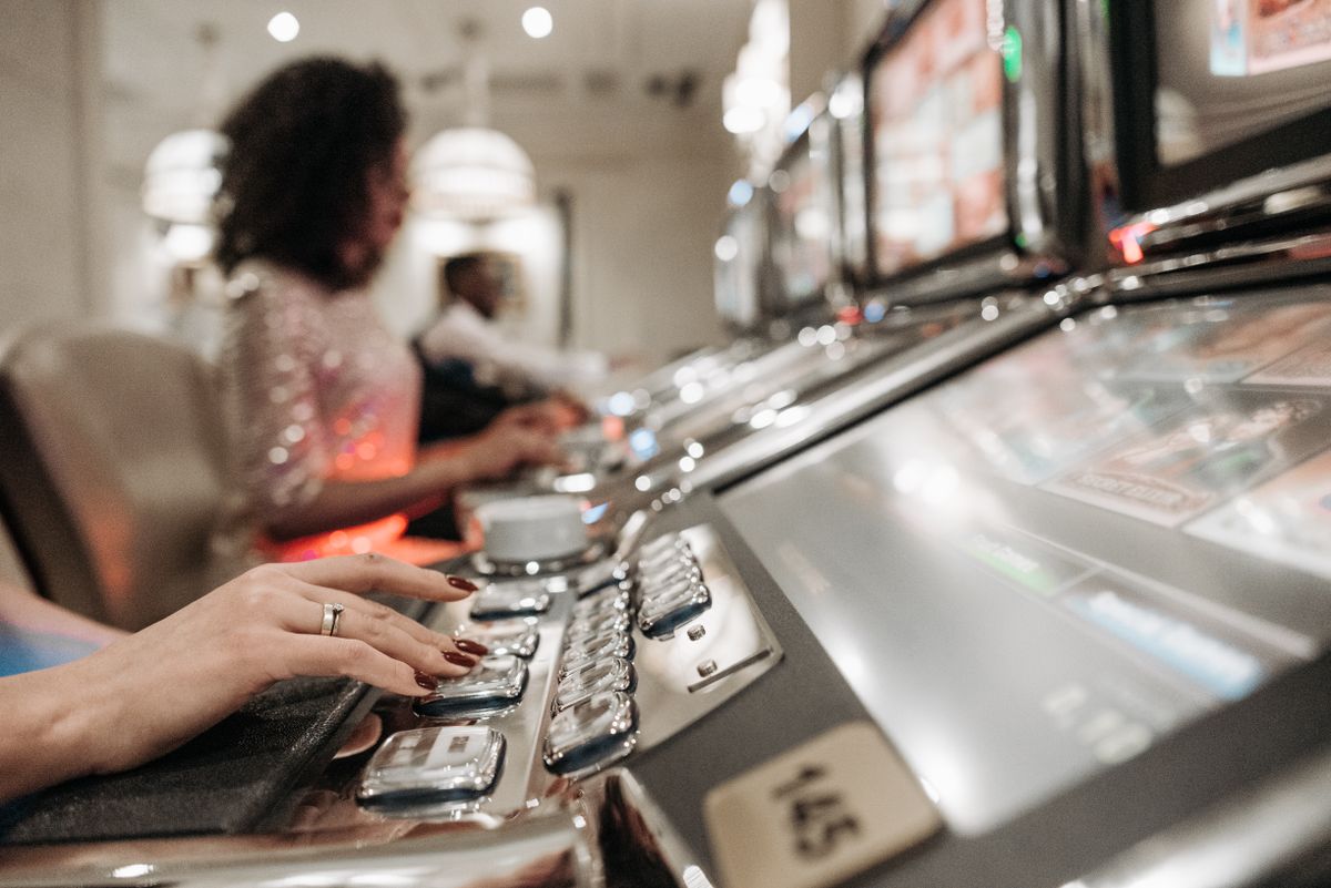 Layar mesin slot digital dengan gulungan berwarna cerah