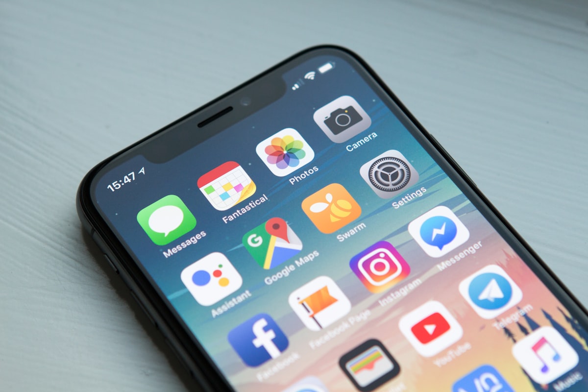 Ponsel pintar menampilkan layar utama aplikasi — representasi akses mobile Bintaro88